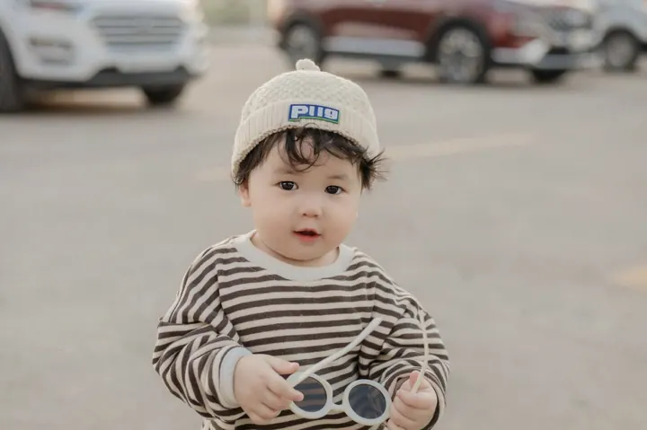 Bebé con gorro de lana sentado